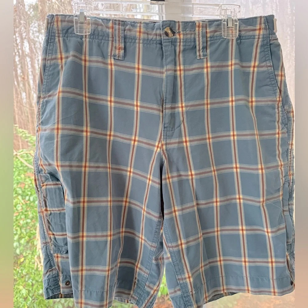 American Rag Cie men’s 34 cargo shorts in plaid blue, red & white. 100% cotton.‎
